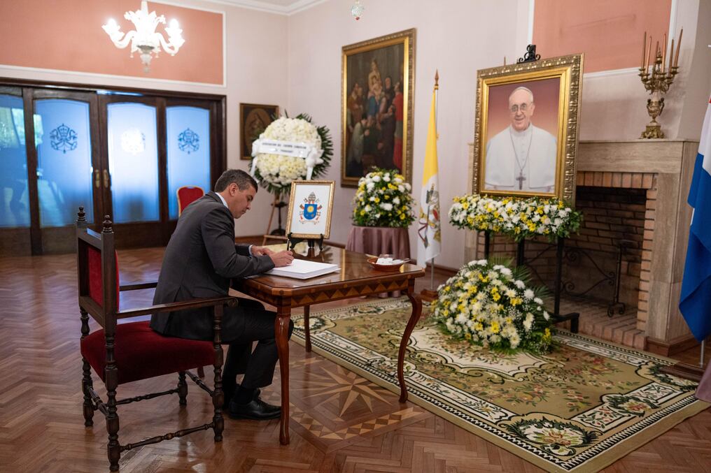 El presidente Santiago Peña firmó el libro de condolencias ante el fallecimiento de Su Santidad, el papa Francisco en la Nunciatura Apostólica de la Santa Sede en Asunción. Foto: Gentileza