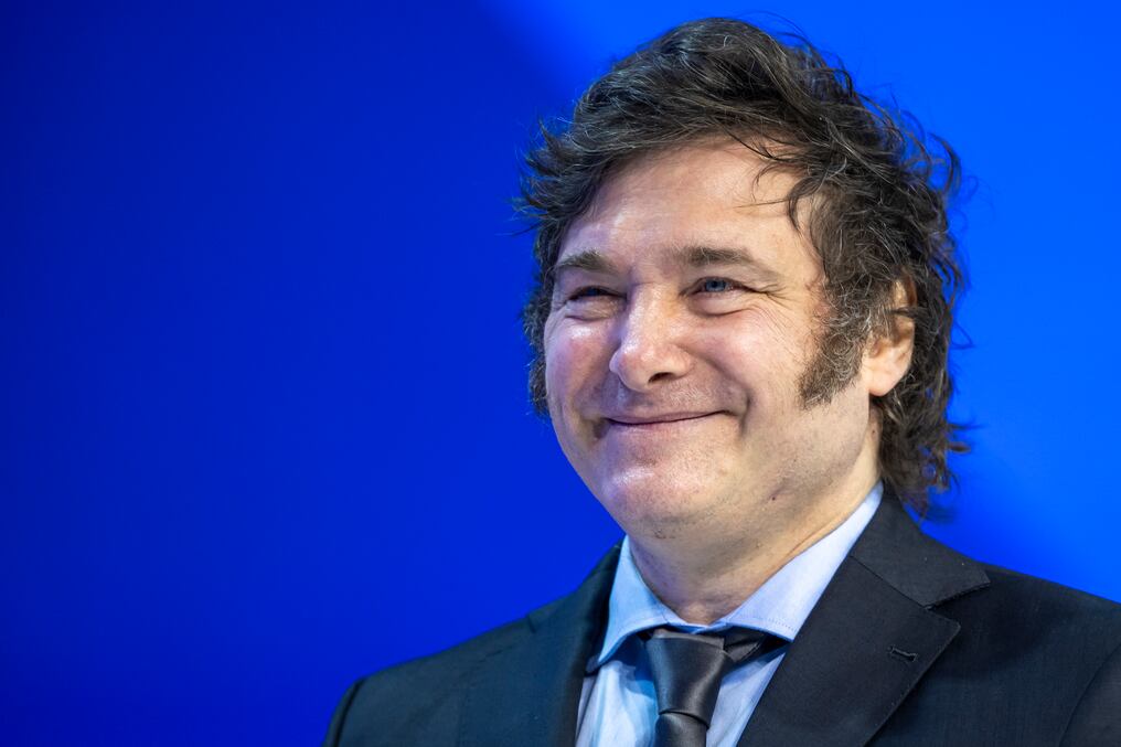 “Va a hacer como una suerte de ‘V’, un primer tramo cayendo, con el momento más duro en torno a marzo-abril, que es cuando tocás fondo y ahí empezás a rebotar" vaticinó el presidente argentino, Javier Milei. Foto: AFP