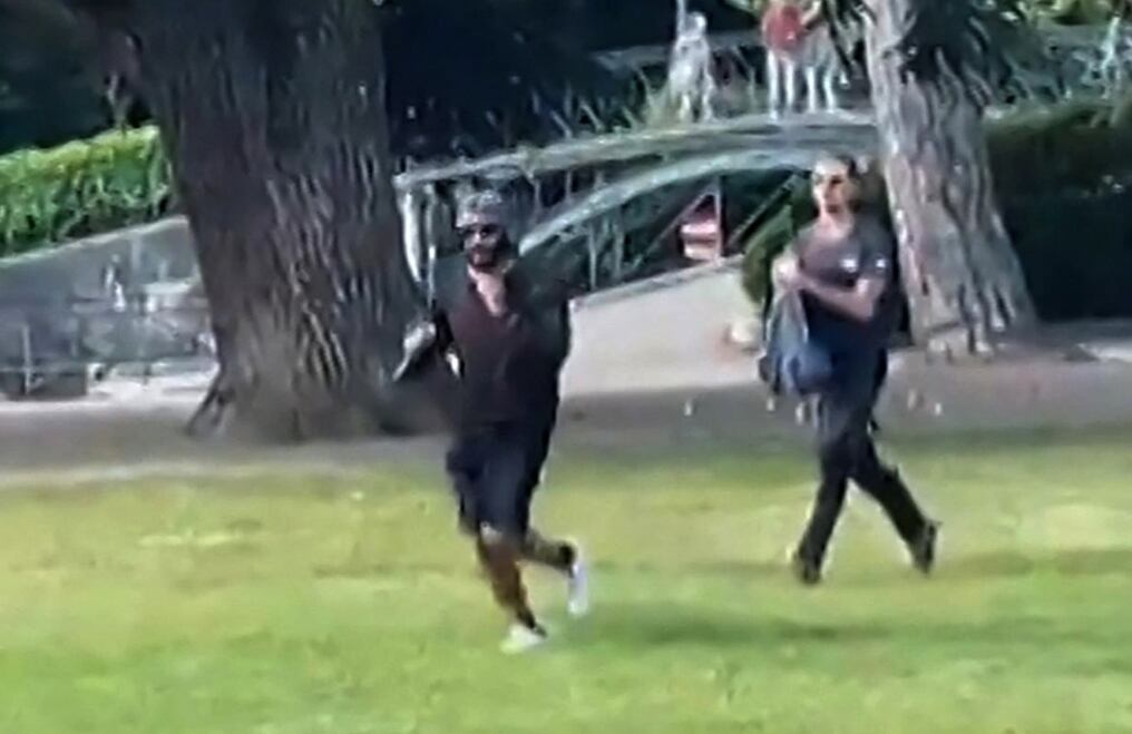 Un peregrino de 24 años fue captado intentando detener al atacante que apuñaló a cuatro niños en un parque de Annecy, en Francia. Foto: Captura de video/Viral