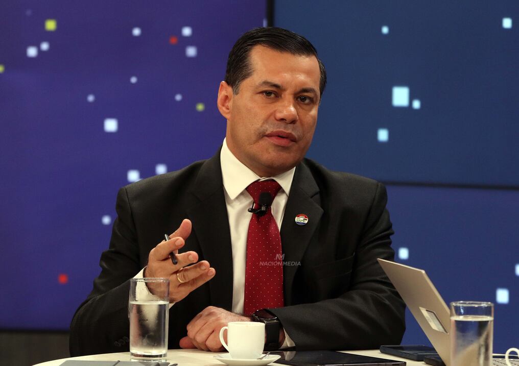 El titular de la Ande, Félix Sosa, explicó que, aparte de colocarse en el mercado interno de Paraguay, los inversionistas también tendrán la opción de generar energía con fines de exportación. Foto: Pánfilo Leguizamón