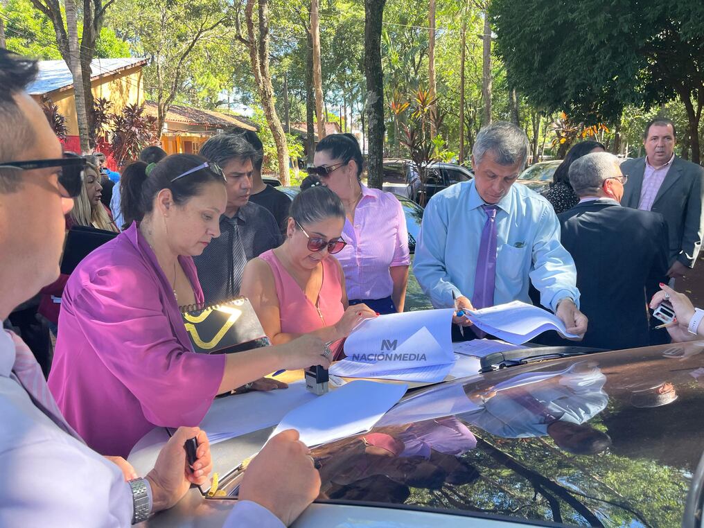 Abogados frente a la Dirección de Policía de Alto Paraná, durante el pedido de destitución del jefe del Comando Tripartito, por supuesta detención ilegal de un abogado, por el ejercicio de su profesión. FOTO: Gustavo Galeano