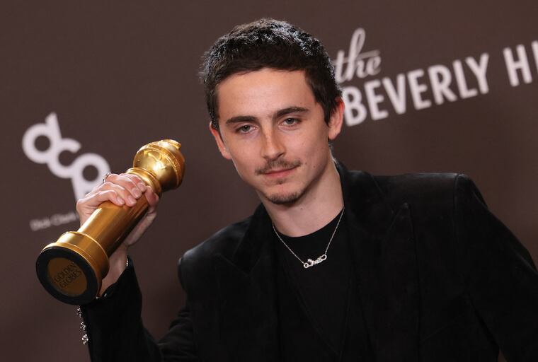 Timothée Chalamet sostiene su Globo de Oro. Foto: Etienne Laurent / AFP