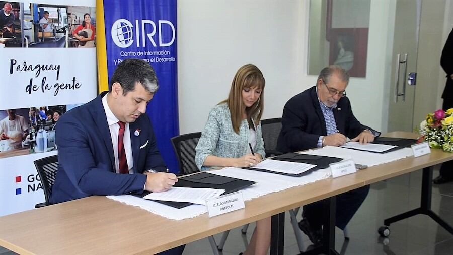 Carla Bacigalupo, Alfredo Mongelós y Agustín Carrizosa durante la firma de un convenio con Sinafocal, institución que ordeñaron para repartir honorarios a selecto clan y operadores políticos