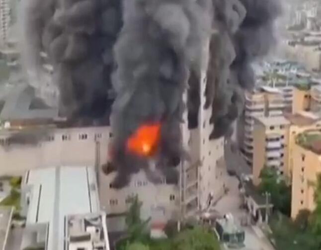 Los socorristas lograron rescatar a 30 personas del lugar, pero un número no determinado sigue atrapado. Foto: Captura de pantalla