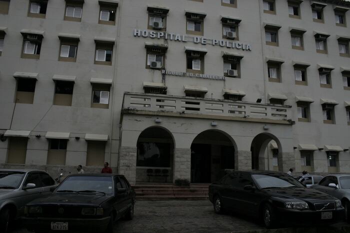 El agente policial Rolando Dávalos está luchando por su vida en el Hospital Rigoberto Caballero. Foto: Gentileza.