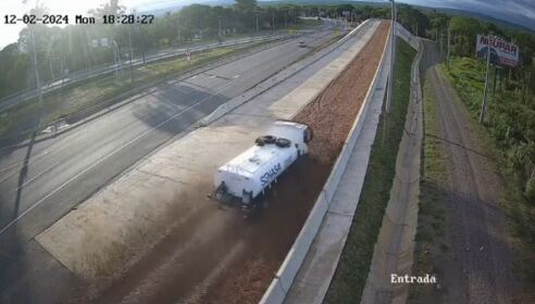 En la tarde de ayer lunes, nuevamente un accidente vial fue evitado por la rápida acción del conductor de un camión cisterna que decidió utilizar la rampa de frenado ubicada en la ruta PY02. Foto: Gentileza