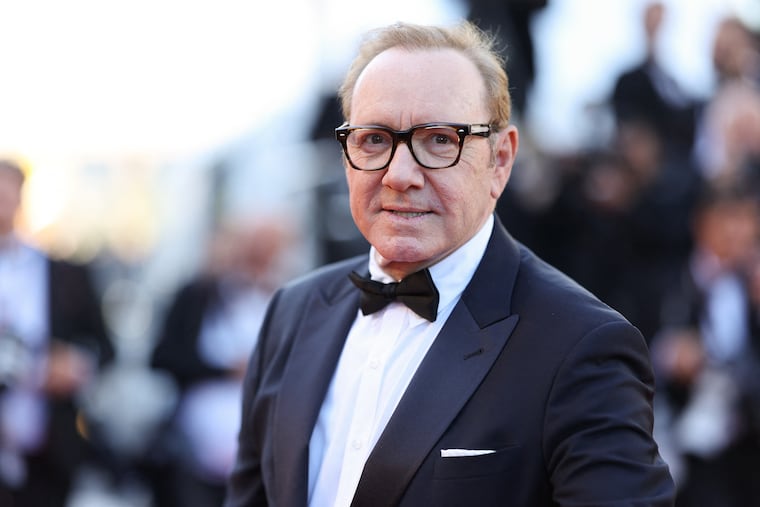 Kevin Spacey, mira a la cámara a su llegada a Cannes. Foto: Sameer AL-Doumy / AFP