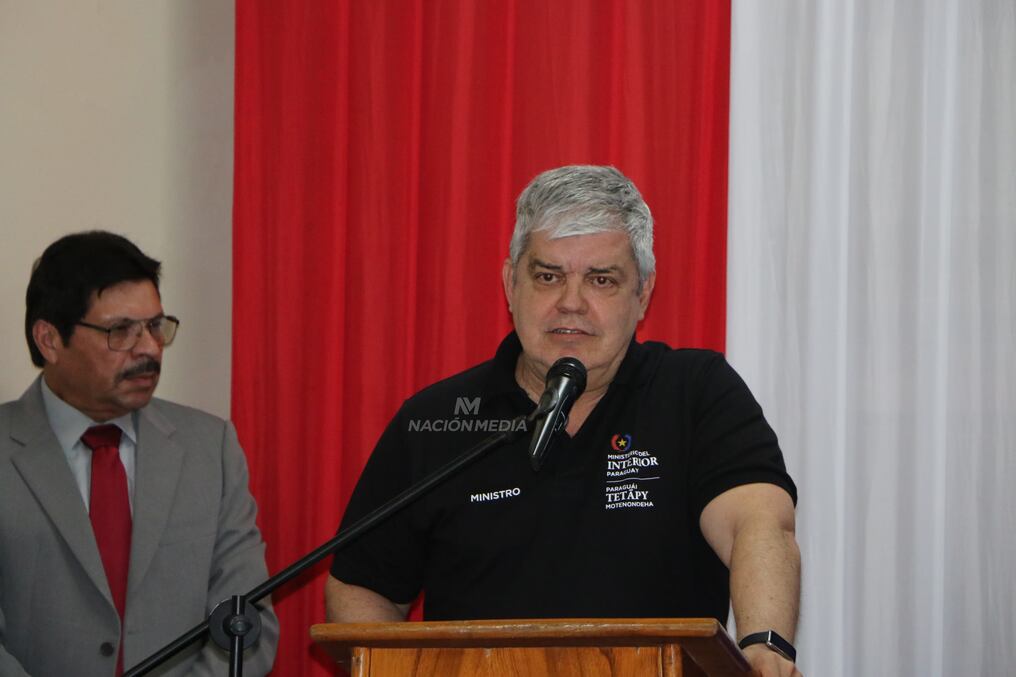 El ministro del Interior, Enrique Riera, escuchó a intendentes y representantes de sectores organizados durante una jornada de gobierno en la Gobernación de Alto Paraná. Al término, habló sobre el hallazgo de restos óseos en el norte del país. Foto: Gustavo Galeano
