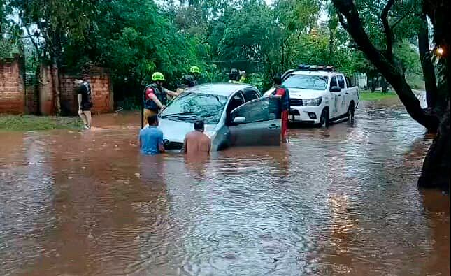 Las calles fueron tomadas por los raudales, volviéndose intransitables; varios rodados debieron ser asistidos para su rescate. Foto: Gentileza