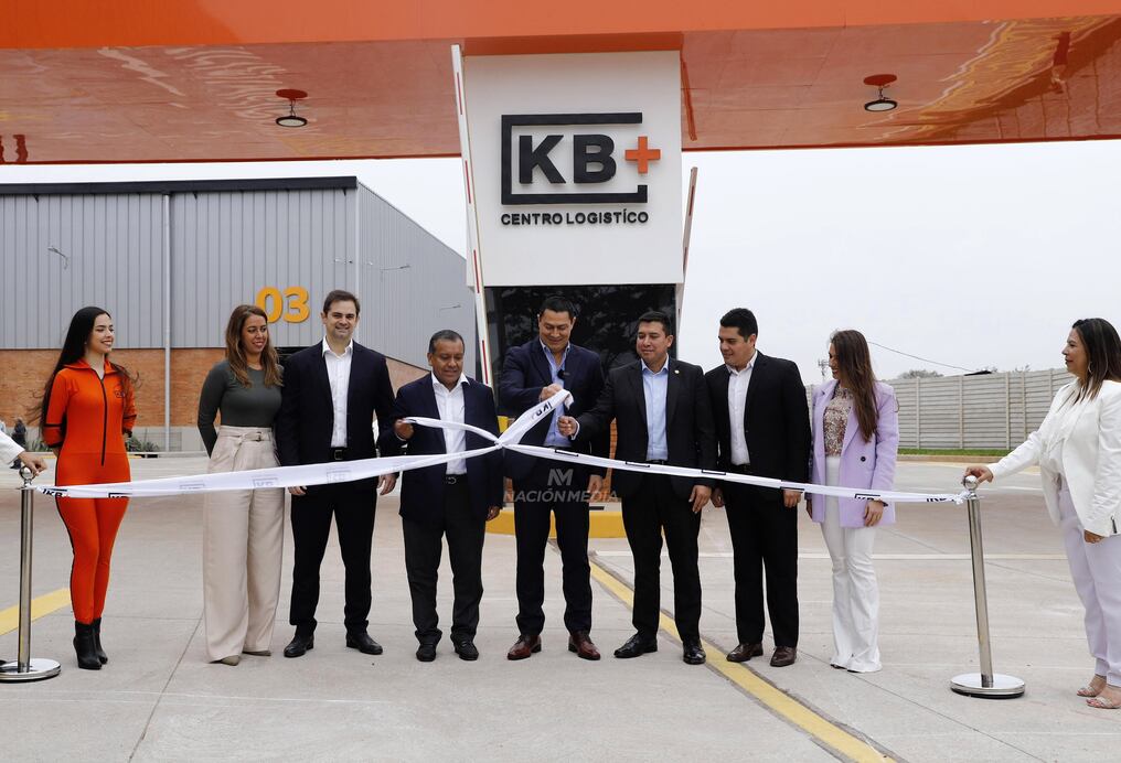 Directores de Blue Tower Ventures, junto al intendente de Luque, Carlos Echeverría, cortaron el listón en la inauguración de KB+. Foto: Christian Meza