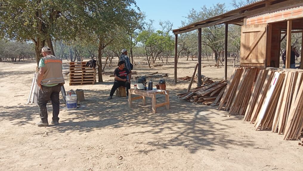 Los pobladores de Pozo hondo reciben capacitaciones en carpintería para fabricar cajas de apicultura a partir de pellets reutilizados. Foto: Gentileza