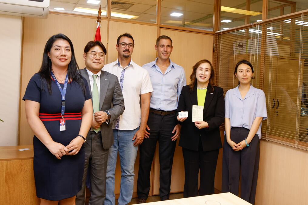 En la ocasión, la Dirección de Migraciones entregó la radicación permanente a la presidenta de Synex, Young Kim, con la cual podrá comenzar los trámites necesarios para la apertura de la planta en nuestro país. Foto: Gentileza