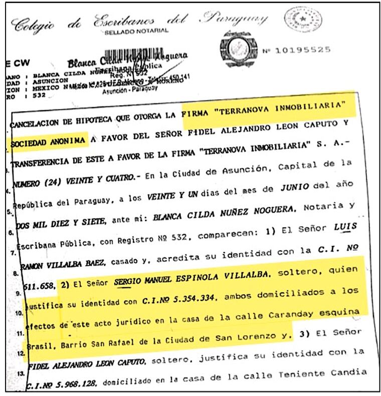 Escritura de transferencia denunciada como acto fraudulento y en la que aparece Sergio Manuel Espínola, exjornalero proveedor, que fija domicilio en propiedad de Líder Amarilla.FOTO: