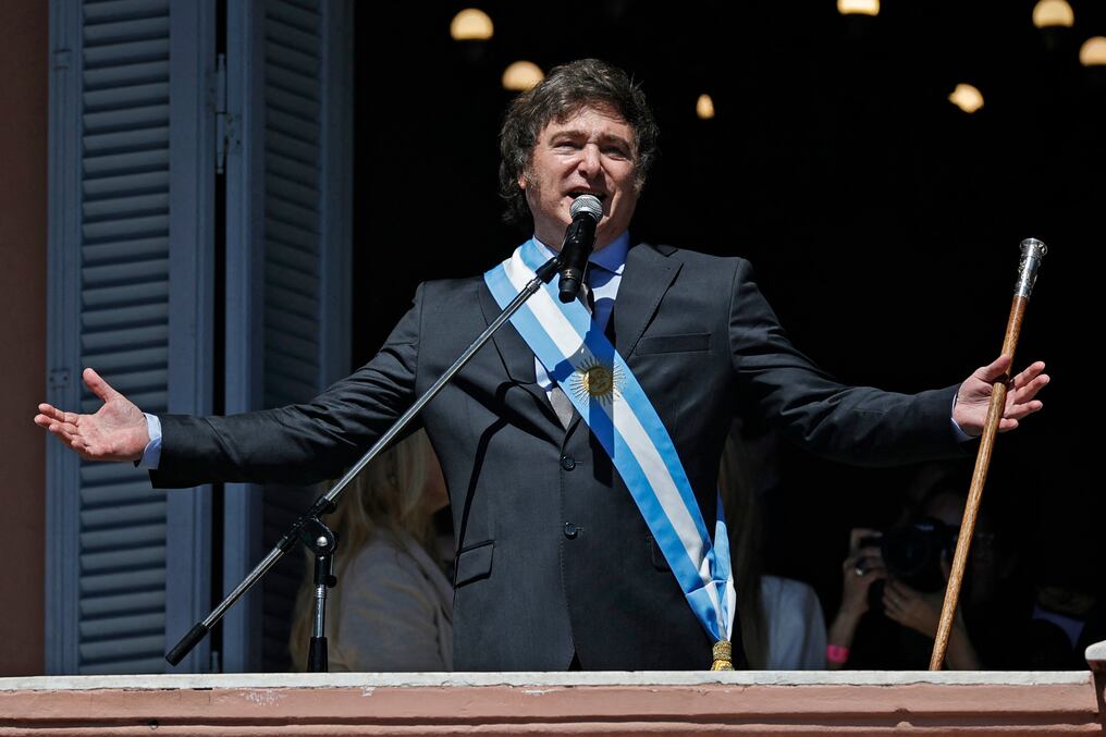 El analista político Gustavo Córdoba afirmó que el mandatario argentino Javier Milei no está sabiendo gestionar el día a día de su administración y se encuentra con enormes problemas en la instalación de la agenda política. Foto: AFP