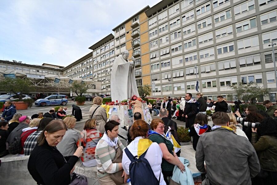 El papa Francisco tiene la intención de asomarse mañana domingo por la ventana del Hospital Gemelli de Roma a la hora del Ángelus para saludar e impartir la bendición, informó este sábado el Vaticano. Foto: AFP