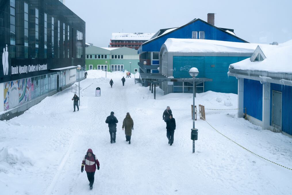 Población de Nuuk, capital de Groenlandia, una pequeña ciudad en la costa sudoeste del país. Foto: de Juliette Pavy/AFP
