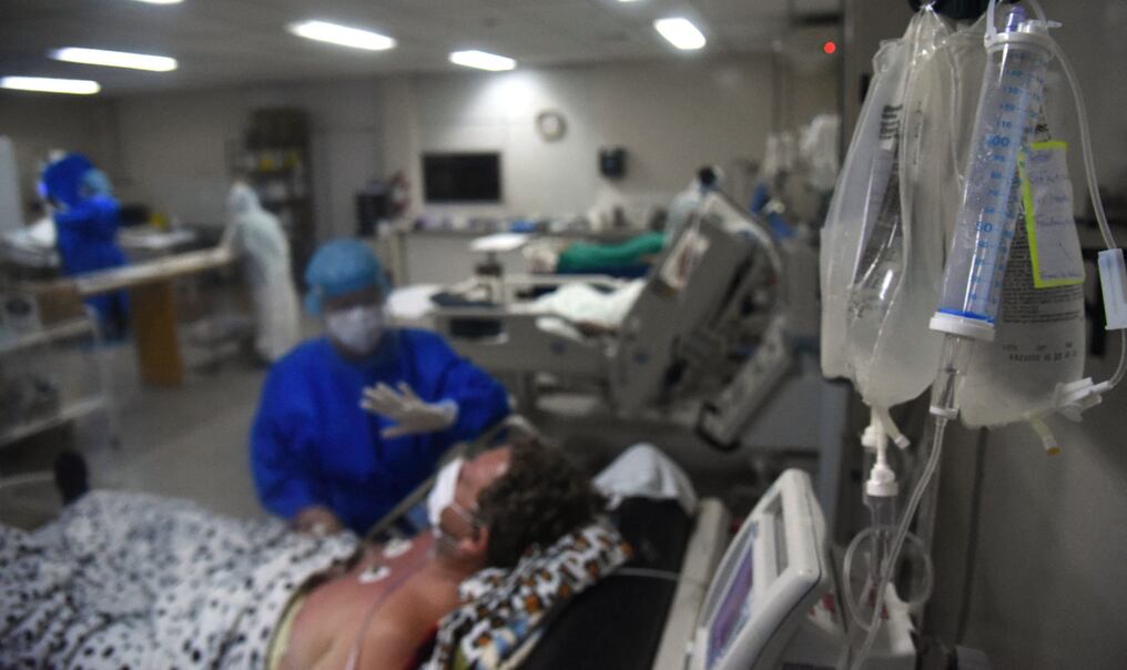 Entre el 11 al 17 de junio se reportaron 10 internados, 2 de ellos en cuidados intensivos, por el coronavirus. Foto: Archivo/AFP