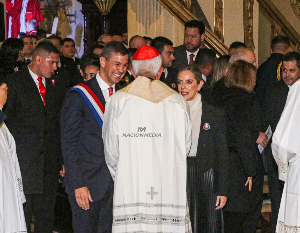 El mandatario Santiago Peña junto a la primera dama Leticia Ocampos en la Catedral Metropolitana de Asunción, donde participó del Te Deum en conmemoración del aniversario 213 de la independencia de nuestro país. Foto: Eduardo Velázquez 