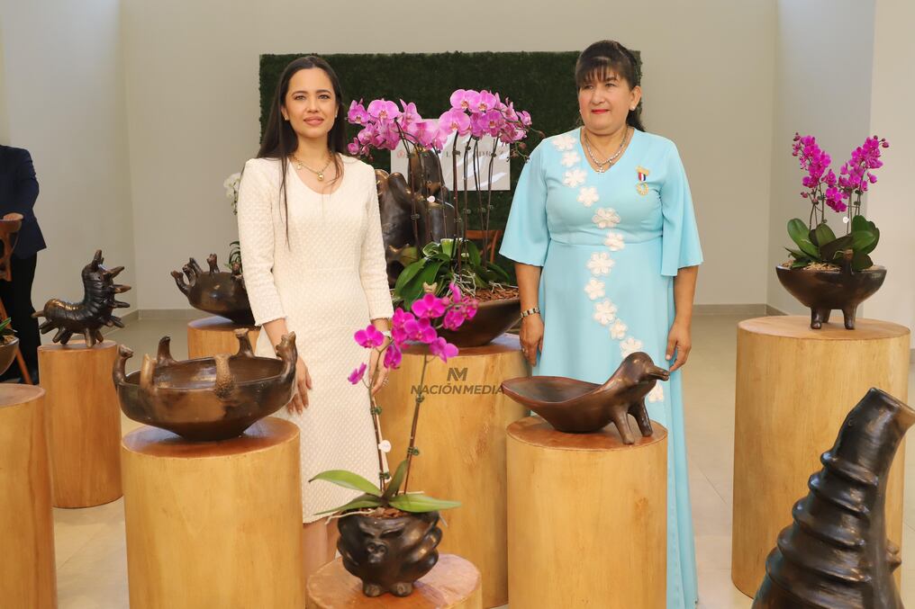La renombrada ceramista nacional Julia Isidrez ideó y elaboró macetas para las coloridas orquídeas de Keiki, piezas de artes que transmiten la resiliencia de la mujer paraguaya. Foto: Carlos Juri
