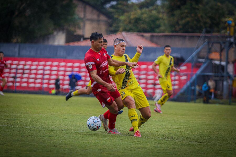Secuencia del duelo que Fernando de la Mora remontó para vencer
a Recoleta, líder del torneo. Foto: @INTERMEDIAAPF