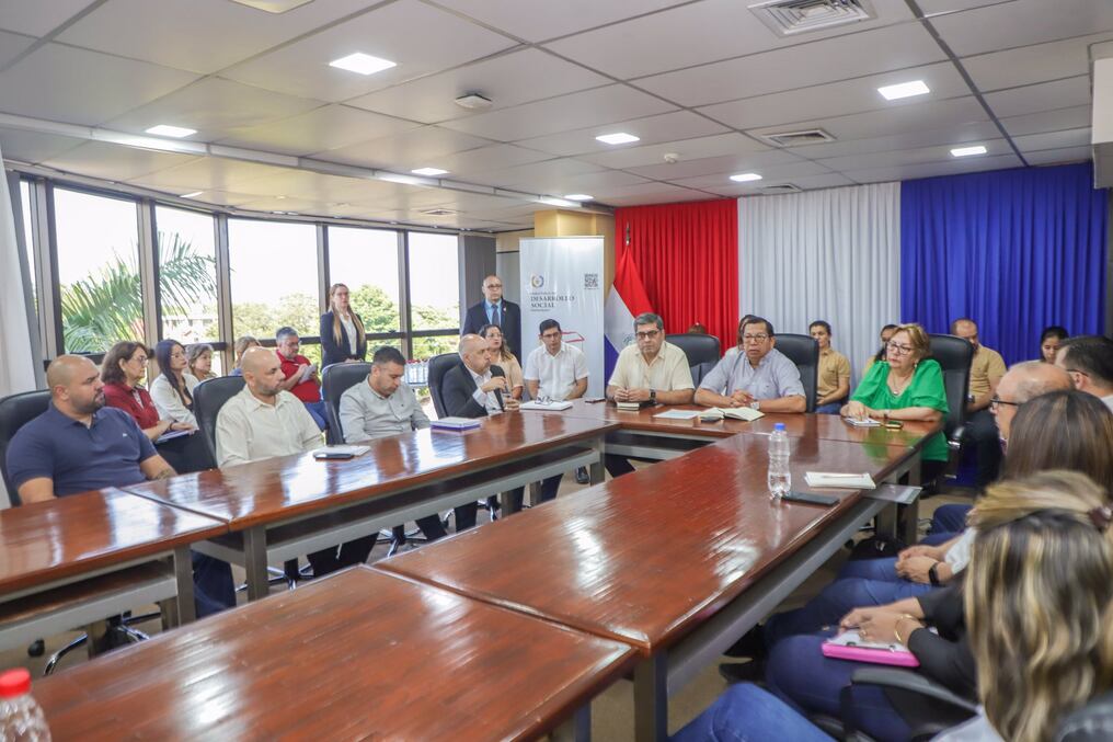 El ministro Tadeo Rojas encabezó una reunión con empresas adjudicadas que proveerán alimentos para el programa Hambre Cero, donde también se presentó el sistema informático integrado de alimentación escolar. foto: Gentileza
