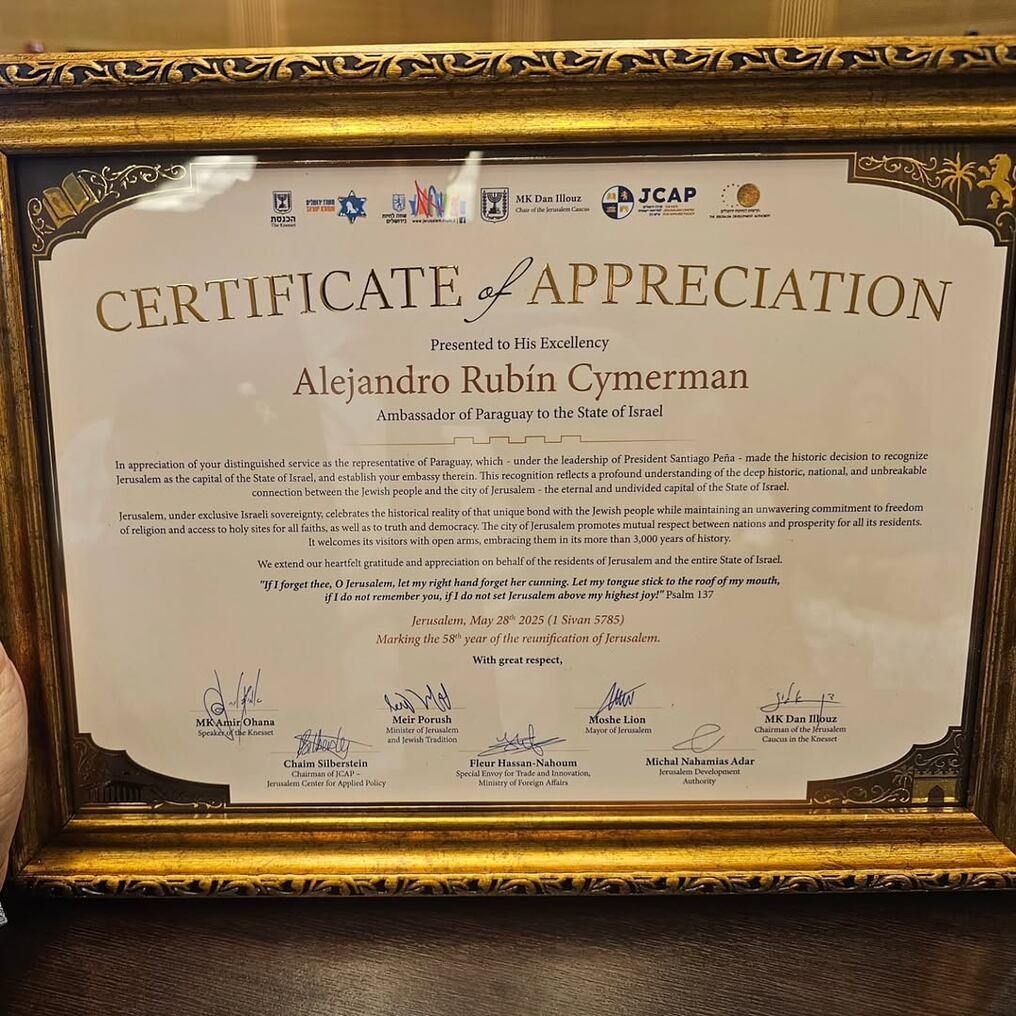 Certificado recibido por el embajador paraguayo Alejandro Rubin. Foto: @embajador.rubin.py