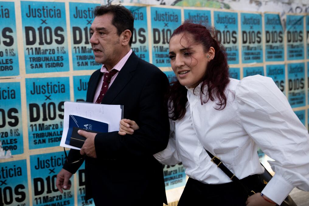 Jana Maradona, hija del fallecido astro del fútbol argentino, y su abogado Félix Linfante salen del juzgado de San Isidro. Foto: Tomás Cuesta/AFP