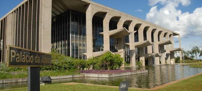 El ministerio brasileño de Justicia ordenó a las autoridades estadounidenses la “inmediata retirada de las esposas” cuando el avión con los expulsados aterrizó en Manaos (norte). Foto: Archivo
