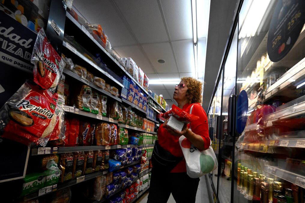 Argentina devaluó su moneda en más de un 50 por ciento en una serie de medidas de "impacto" destinadas a reactivar la economía. Foto: AFP