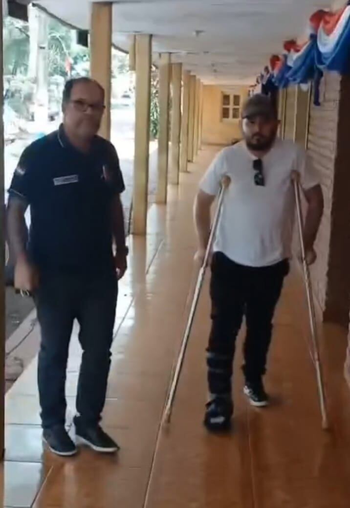 El comisario principal Rubén Ramírez con el doctor Luis Villalba, en sede de la Dirección de Policía. Final feliz tras la denuncia inicial de desaparición. Foto: Gentileza