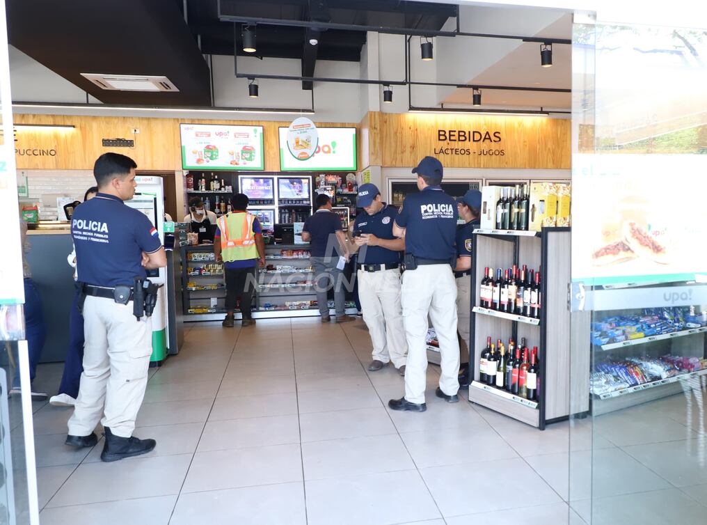 Se realizan verificaciones aleatorias en minimarkets, surtidores y otros comercios a fin de controlar la venta de cigarrillos electrónicos sin la habilitación necesaria y con nicotina por sobre el límite establecido. Foto: Roberto Zarza