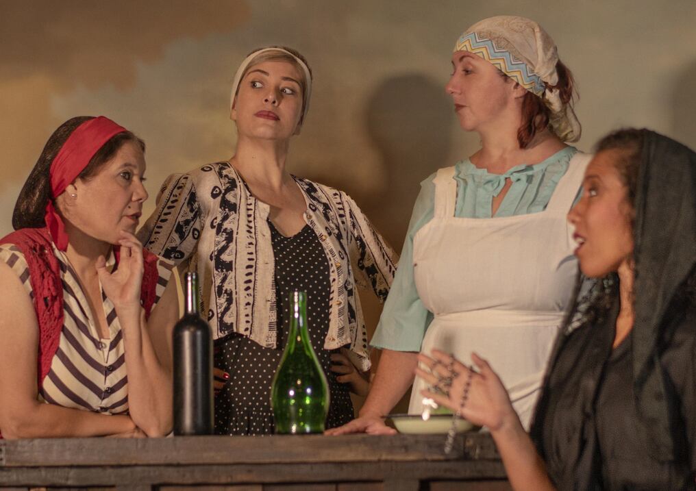 La nueva puesta de la compañía teatral adapta la última novela de Delfina Acosta, que sigue a un pueblo de Villeta. Foto: Gentileza