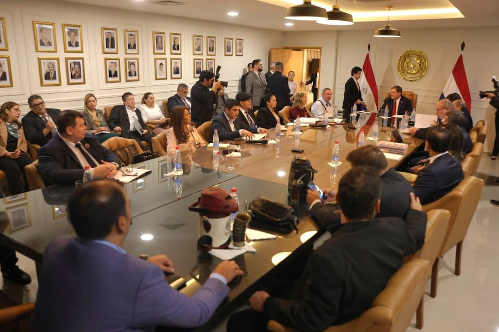 Durante el encuentro los senadores indagaron sobre las acciones encaradas por el equipo negociador. Foto: Gentileza
