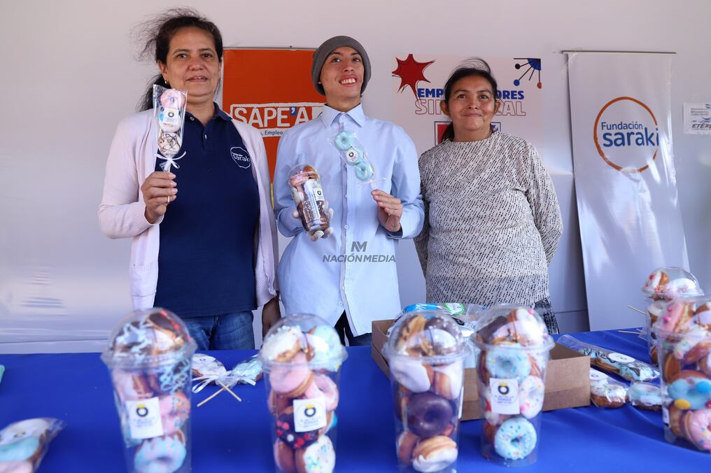 Pablito es "El Rey de las Donas", llegó hasta la Expo con su mamá para mostrar sus productos. Foto: Jorge Jara 
