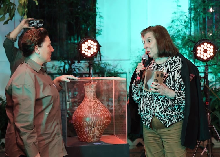 La arquitecta, Mabel Causarano, recibió la distinción del CCE. Foto: Gentileza