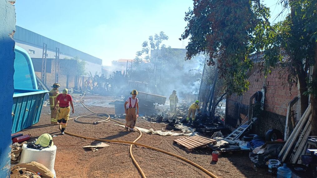 Local de venta de piscina incendiada esta tarde, como consecuencia de la quema de basura en un predio contiguo. La pérdida es millonaria, según el propietario José Hortolam Junior. Foto: Gentileza