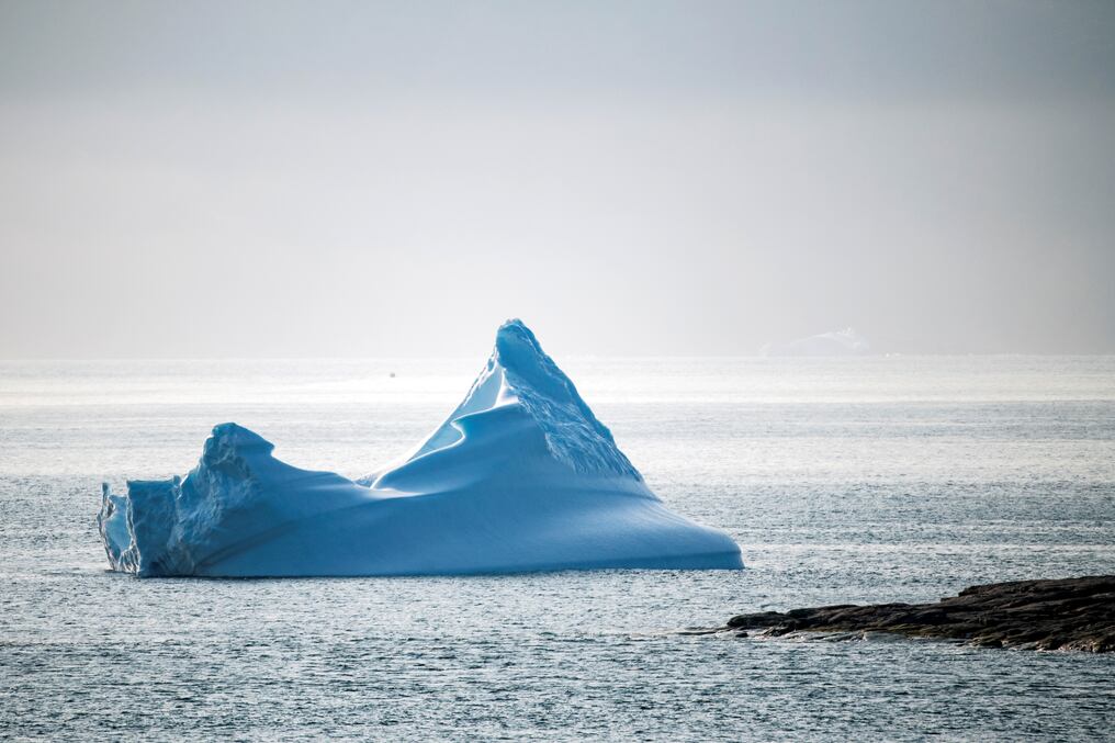 “El hielo alrededor de las zonas polares está en valores mínimos. Especialmente alrededor de Antártica, donde en esta época crece el hielo marino para llegar a un máximo en septiembre, se encuentra en un mínimo histórico”, afirmó la ministra del Medio Ambiente de Chile y climatóloga, Maisa Rojas. Foto: AFP/Archivo
