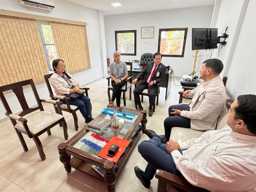 La reunión entre la empresa argentina Iguazú Jungle y las autoridades se llevó a cabo en el consulado paraguayo en Puerto Iguazú en Misiones, Argentina. Foto: Gentileza