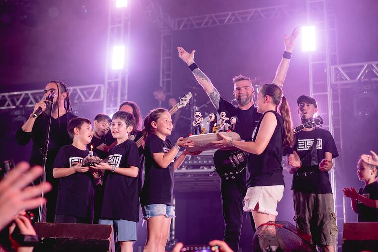 Las hijas e hijos de integrantes de Flou, los sorprendieron a subir al escenario. Foto: Tati Lugo