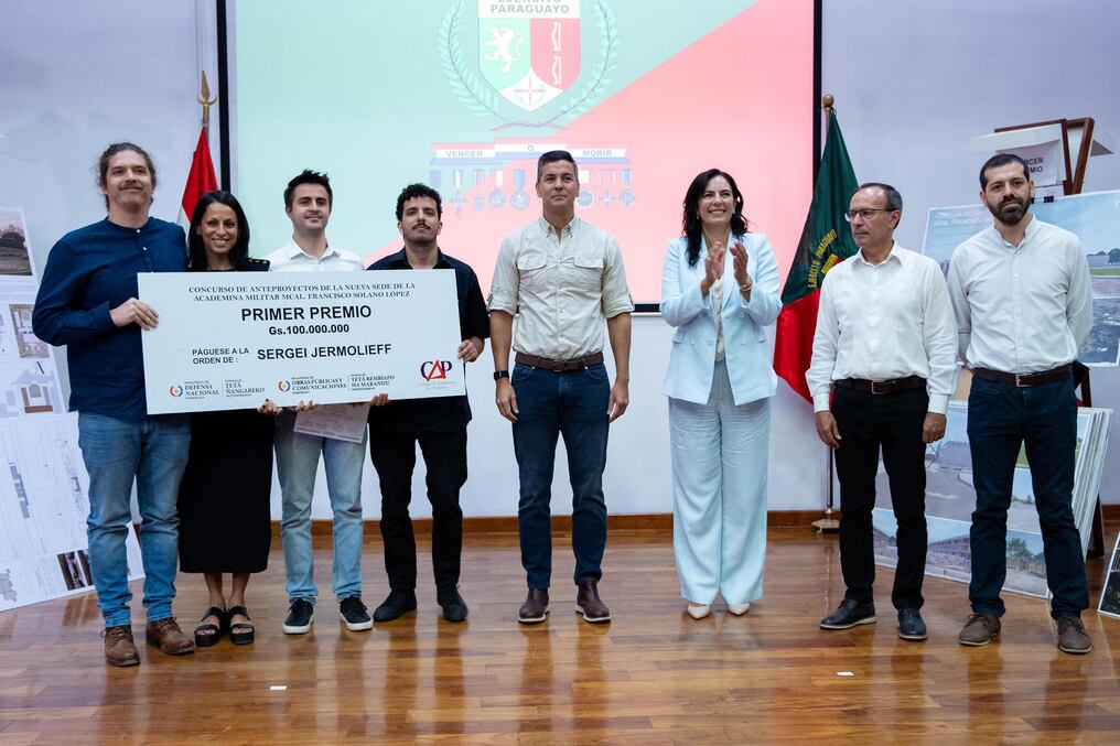 El Gobierno, a través del MOPC, entregó el reconocimiento a los arquitectos ganadores para la obra de la nueva sede de la Academil. Foto: Gentileza