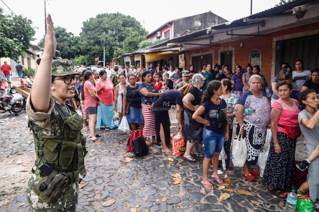 Unas 200 a 300 personas habrían ingresado este jueves a la penitenciaria de Tacumbú en su mayoría mujeres. Foto: Emilio Bazán.