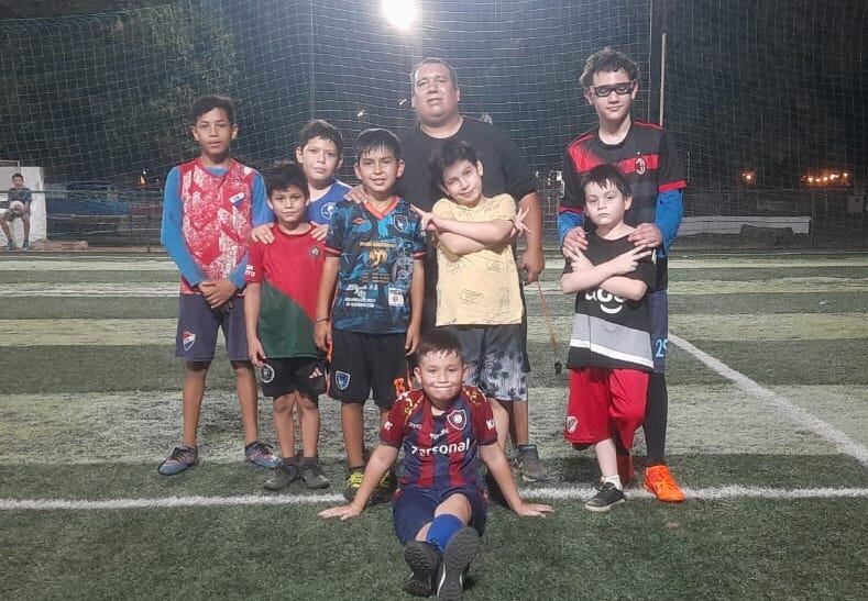 Los niños desarrollan sus destrezas en la escuela de fútbol del Mbiguá (foto: gentileza)