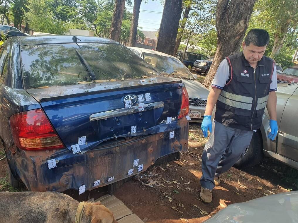 El vehículo en el que se desplazaban Alex Alejandro Ortiz y Gloria Espínola Cáceres, fue baleado por los policías y ambos fallecieron. Alex en ese momento y Gloria casi tres meses después. Hoy fueron acusados 11 policías por homicidio doloso. Foto: Gentileza