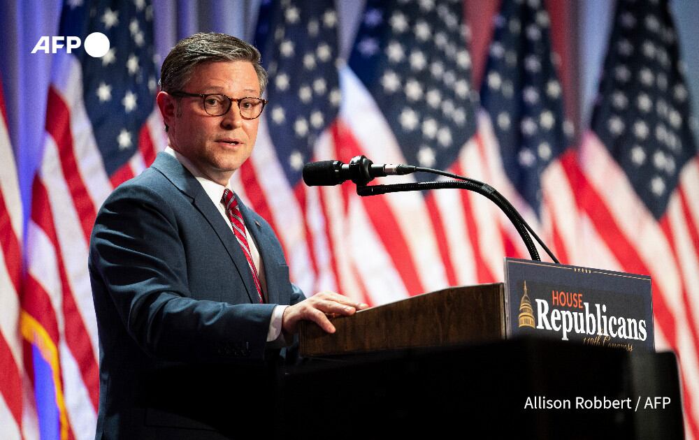 El republicano Mike Johnson, reelegido presidente de la Cámara de Representantes, prometió aplicar las políticas del electo presidente Donald Trump, empezando por “defender las fronteras”. Foto: AFP