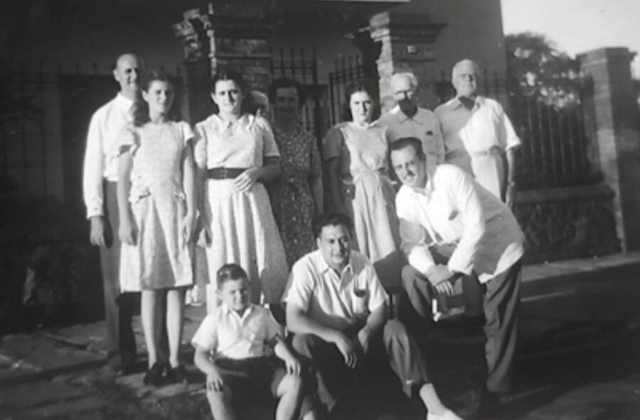 Mabel, María del Carmen, Ana de Louteiro, Emma de Louteiro, Marta Louteiro, Juan Torterolo, Miguel Louteiro y Carlos Louteiro con amigos de la familia. Casa Louteiro. Asunción, c. 1950