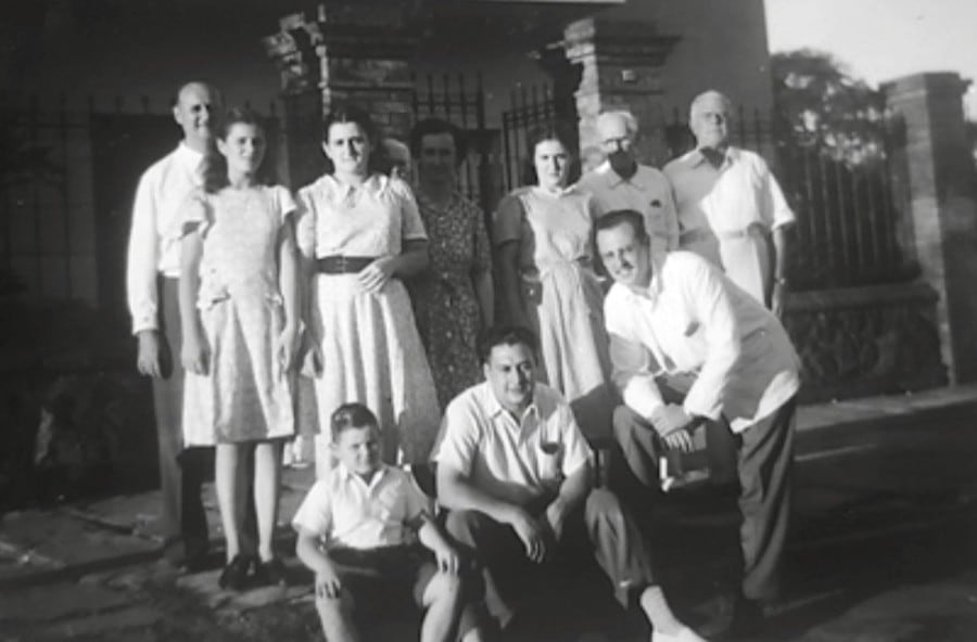 Mabel, María del Carmen, Ana de Louteiro, Emma de Louteiro, Marta Louteiro, Juan Torterolo, Miguel Louteiro y Carlos Louteiro con amigos de la familia. Casa Louteiro. Asunción, c. 1950