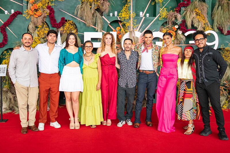 El elenco del primer largometraje de ficción dirigido por Isabel Cristina Fregoso durante el estreno en el Festival de Guadalajara. Foto: David Sánchez