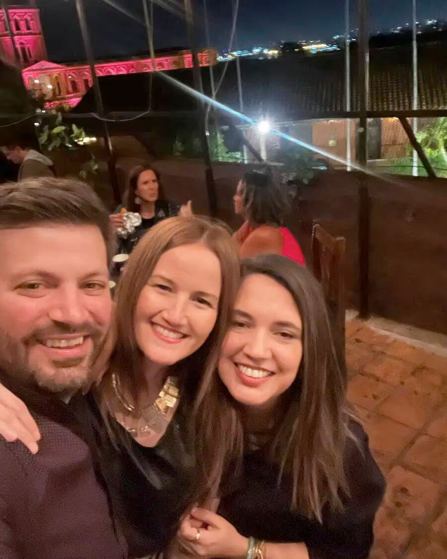 Bruno Defelippe, Soledad Núñez y Olga Caballero incondicional a cargo de ONG auspiciada por beneficiado con terreno de Costanera. Foto: Gentileza