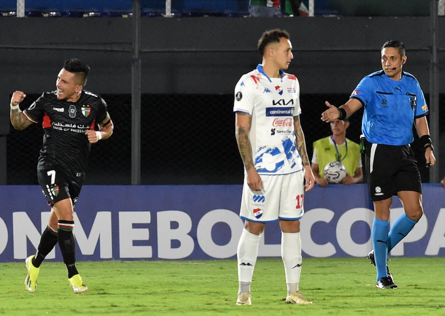 Bryan Carrasco ya marcó el primer gol para Palestino y lo festeja con todo. Lo sufre el lateral argentino Brian Blasi de Nacional.FOTO: @LIBERTADORES