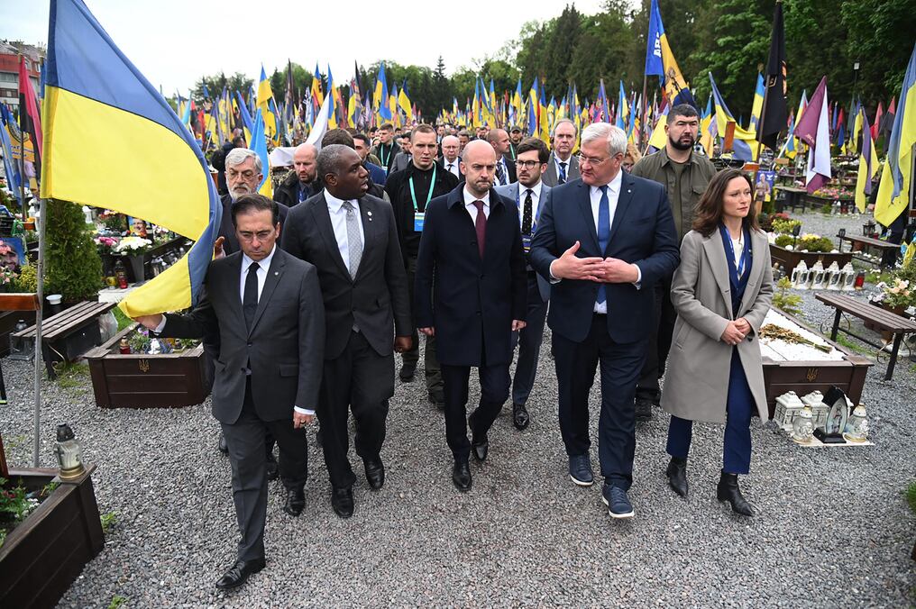 El ministro de Asuntos Exteriores de Ucrania, Andrii Sybiha, junto a autoridades europeas durante su visita al cementerio de Lychakiv. Foto: AFP
